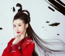 姜彦希亮相《神探忠犬》首映礼，一身红装，网友“挑战东方不